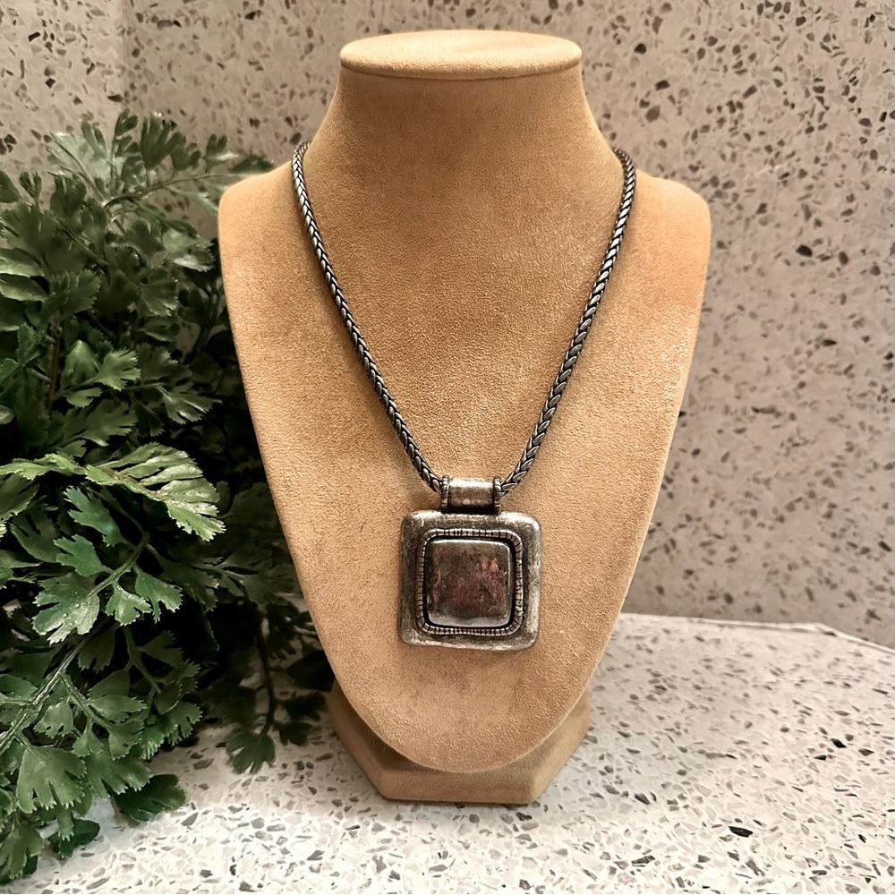 CHICO’S silver pendant necklace